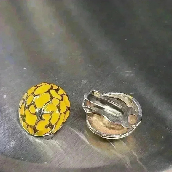 Vintage yellow silver enamel earrings clip-on style - Picture 4 of 6